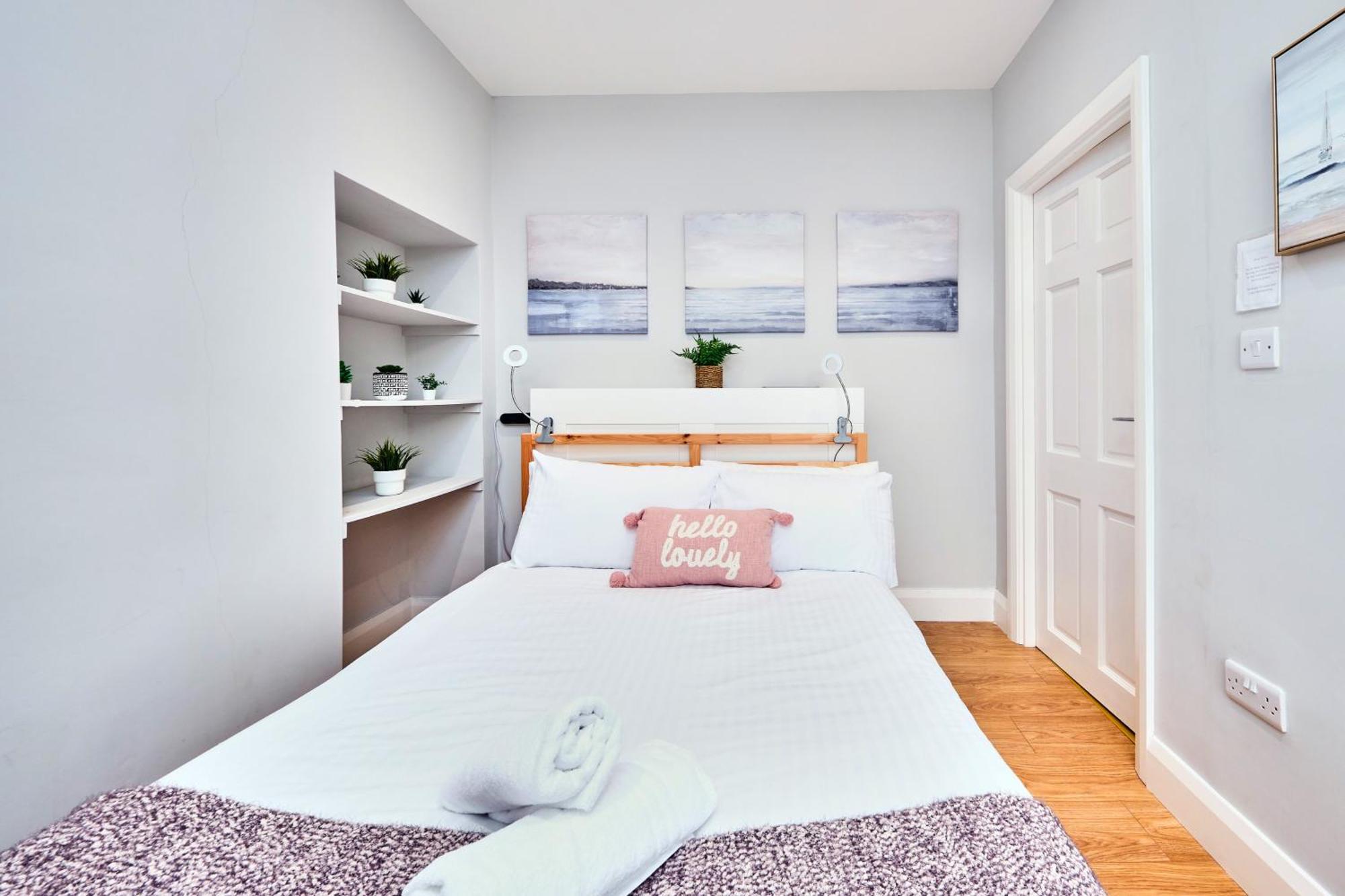 2 Princess Red - By The Sea Apartment *